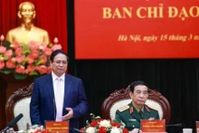 Le Premier ministre Pham Minh Chinh (debout) travaille avec le Groupe de l’industrie et des télécommunications de l’Armée (Viettel). Photo : VNA.