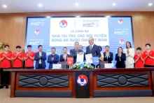 Signature de l'accord entre le sponsor Rohto-Mentholatum et la VFF. Photo: nhandan.vn