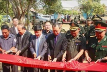 Lors de la cérémonie inaugurale du bâtiment destiné à préserver les restes des soldats volontaires vietnamiens qui ont donné leur vie pendant la guerre au Cambodge. Photo : VNA