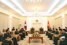 Lors de la réception de la délégation du Département des gardes-frontières de l'état-major général de l'Armée populaire lao. Photo : VNA.