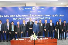 Le vice-Premier ministre Tran Hong Ha et des représentants d'entreprises allemandes et une délégation d'entreprises européennes. Photo: VNA