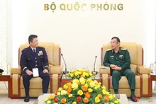 Le général de corps d'armée Pham Hoai Nam, membre du Comité central du Parti et vice-ministre de la Défense (droite) et le général de brigade Aoi Kei. Photo : qdnd.vn