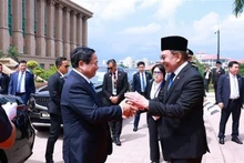 Le Premier ministre malaisien Anwar Ibrahim a accueilli le Premier ministre vietnamien Pham Minh Chinh (gauche). Photo : VNA.