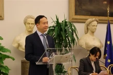 L'ambassadeur du Vietnam en Italie, Duong Hai Hung, lors de la conférence "Rencontre d'Asie" qui s'est tenue le 14 mars à l'hôtel de ville de Rome. Photo : VNA