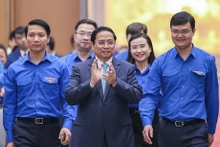 Le Premier ministre vietnamien, Pham Minh Chinh (au centre) lors du dialogue avec la jeunesse, le 22 mars. Photo : VGP.