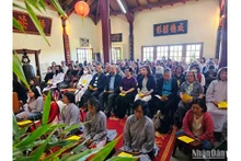 L'ambassadeur vietnamien en France, Dinh Toan Thang et son épouse assistent à la cérémonie de célébration de l'anniversaire du Bouddha avec des Vietnamiens d'outre-mer en France. Photo : NDEL. 