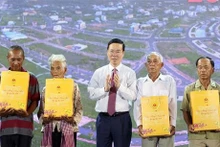 Le Président Vo Van Thuong remet des cadeaux à des familles vietnamiennes et cambodgiennes. Photo: VNA