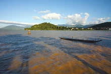 Le lac Lak a une beauté sauvage et paisible et contient de nombreuses valeurs de la nature, du paysage et de la culture. Photo : hanoimoi.vn