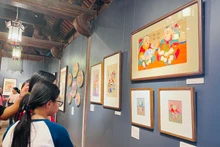 Les visiteurs déouvrent des estampes populaires de Hàng Trông, un bien du patrimoine culturel et ses valeurs artistiques. Photo: NDEL