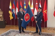 L'ambassadeur Luong Quôc Huy passe la présidence du Comité ASEAN - Téhéran à l'ambassadeur de Brunei, Awang Haji Esmaeil. Photo : baoquocte.vn