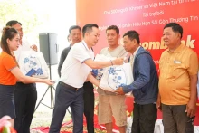 Le directeur général de Sacombank Cambodia, Phùng Thai Phung, offre des cadeaux du Têt traditionnel aux personnes d’origine vietnamienne en difficulté dans la province de Svay Rieng, au Cambodge. Photo : nhandan.vn