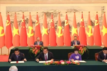 Le secrétaire général et président vietnamien Tô Lâm (à gauche, 2e plan) et son homologue chinois Xi Jinping supervisent la signature de l’Accord de coopération professionnelle entre l’Agence vietnamienne d’information et l’agence de presse Xinhua, à Pékin, le 19 août 2024. Photo : VNA.
