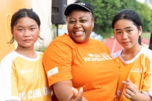 La représentante en chef de l’Agence des Nations Unies pour l’égalité des sexes et l’autonomisation des femmes (ONU Femmes) au Vietnam, Caroline T. Nyamayemombe (au Centre). Photo : phunuvietnam.vn