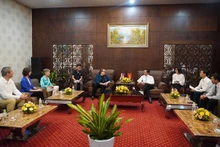 La vue générale de la séance de travail des dirigeants de la province de Quang Tri et des responsables de l'organisation PeaceTrees Vietnam. Photo : quangtri.gov.vn 