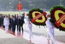 La délégation de dirigeants vietnamiens rend hommage au Président Hô Chi Minh en son Mausolée, le 18 mai. Photo : VNA.