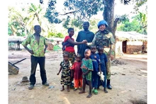 Renforcement de la solidarité internationale entre les forces de maintien de la paix du Vietnam et les populations locales lors de chaque voyage d'enquête de la situation locale. Photo : baoquocte.vn