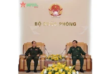 Le général de corps d'armée Hoàng Xuân Chiên, vice-ministre vietnamien de la Défense (à droite) et le colonel Thiem Homsana, directeur du Département de Chimie de l’Etat-major de l'Armée populaire lao. Photo : www.qdnd.vn