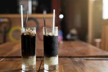 Le café est infusé dans un filtre et laissé couler lentement dans la tasse. Photo: congthuong.vn