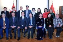 Le vice-Premier ministre Tran Hong Ha (3e de gauche à droite) et des représentants de la communauté vietnamienne au Danemark dans le cadre de sa visite de travail dans ce pays européen. Photo : VNA.