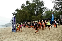 Le tournoi de natation autour de l'île de Cô Tô a attiré beaucoup d'athlètes de tous âges. Photo : NDEL.