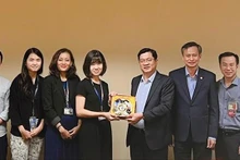 Une délégation de Dà Nang conduite par le vice-président Trân Phuoc Son travaille avec la Compagnies aériennes Singapour Airlines. Photo : cadn.com