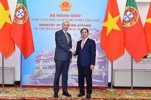 Le ministre des AE Bùi Thanh Son (à droite) et son homologue portugais. Photo : baoquocte.vn
