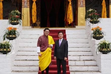 L'ambassadeur du Vietnam en Inde, au Népal et au Bhoutan, Nguyen Thanh Hai (droite) reçu par le roi Jigme Khesar Namgyel Wangchuck du Bhoutan. Photo : baoquocte.vn