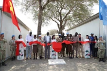  Les délégués ont assisté à la cérémonie d'inauguration et de remise des œuvres humanitaires, données par l'équipe du génie du Vietnam n°1 du Vietnam au lycée d'Abyei. Photo fournie par l'équipe du génie n°1 du Vietnam.