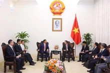 Le vice-Premier ministre Trân Hông Hà (à droite, au centre) reçoit les responsables de CRCC et de CRCC16. Photo : VNA.