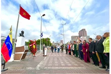 Une cérémonie de dépôt de fleurs à la mémoire du Président Hô Chi Minh à l'occasion du 133e anniversaire de sa naissance au Venezuela. Photo : baoquocte.vn