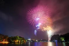 Hanoï tirera des feux d'artifice sur cinq endroits dans les arrondissements de Hoan Kiem, Ha Dong, Nam Tu Liem, le chef-lieu de Son Tay et le district de Dong Anh. Photo : VNA.