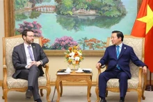  Le Vice-Premier ministre Trân Hông Hà (à droit) et l'ambassadeur du Royaume-Uni au Vietnam Iain Frew. Photo : VNA.