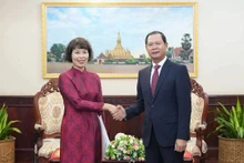 La Consule générale de la République socialiste du Vietnam à Pakse au Lao (à gauche) et le ministère lao des Affaires étrangères, Phoxay Khaykhamphithoune. Photo: baoquocte.vn