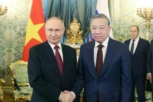 Le secrétaire général du Comité central du Parti communiste du Vietnam, To Lam (droite), et le président russe, Vladimir Poutine. Photo : VNA.