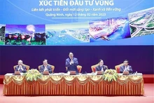 Le Premier ministre Pham Minh Chinh (debout) lors de la conférence. Photo : VNA. 