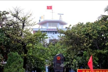 Le bâtiment central de l’île de Truong Sa au milieu de la verdure. Photo : VNA.