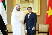 Le Premier ministre (PM) vietnamien Pham Minh Chinh (droite) et le ministre des Investissements des EAU, Mohammed Hassan al-Suwaidi. Photo : VNA.