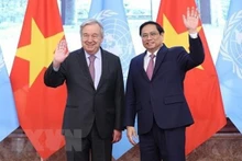 Le Premier ministre Pham Minh Chinh (à droite) reçoit le secrétaire général des Nations unies António Guterres dans le cadre de sa visite officielle au Vietnam les 21 et 22 octobre 2022. (Photo : VNA)