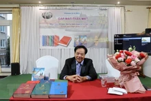 L'ingénieur Nguyên Quyêt Tiên, auteur du Grand Dictionnaire des manuels scolaires vietnamiens-tchèque. Photo : VNA.