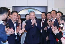 Le secrétaire général du Parti communiste du Vietnam, To Lam, et des Vietnamiens de Russie. Photo : VNA.
