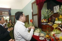 Le Président de l’Assemblée nationale, Vuong Dinh Huê, offre de l’encens en hommage au Président Hô Chi Minh dans la maison 67. Photo : VNA.