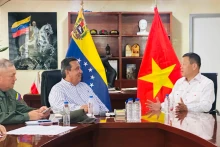 L'ambassadeur du Vietnam au Venezuela, Vu Trung My (droite) et Gerardo Márquez, gouverneur de l'État de Trujillo. Photo : VNA.