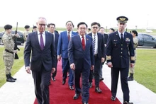 Le Président de l’Assemblée nationale du Vietnam, Vuong Dinh Huê (au milieu), entame sa visite officielle en Uruguay. Photo : VNA.