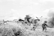 Nos unités d’assaut sous le commandement du héros militaire Nguyên Quôc Tri attaquent l’aéroport de Muong Thanh. Photo : VNA.
