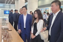 La délégation de la province de Bac Ninh visite l'usine du groupe Victory Giant. Photo: NDEL