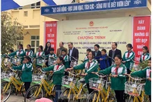 Le groupe de bénévoles a remis 110 bourses avec 1 million de dôngs chacune à 110 enfants démunis du district de Binh Gia ; 50 vélos et des équipements de jeux en plein air pour les enfants démunis du district de Gia Binh. Photo: Tienphong.vn