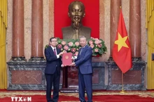 Le dirigeant Tô Lâm remet la décision de nommination à l'ambassadeur Pham Thanh Binh. Photo: VNA