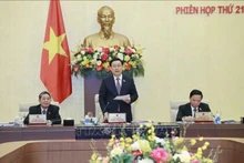 Le Président de l'Assemblée nationale (AN), Vuong Dinh Huê (debout), lors la 21e session du Comité permanent de l'AN. Photo : VNA.