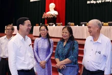 Le Président Vo Van Thuong et des électeurs de Dà Nang. Photo : VNA.