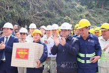 Le Premier ministre Pham Minh Chinh présente des cadeaux aux travailleurs de l'usine de fonte et d'acier de Cao Bang, commune de Chu Trinh, ville de Cao Bang. Photo : VNA.